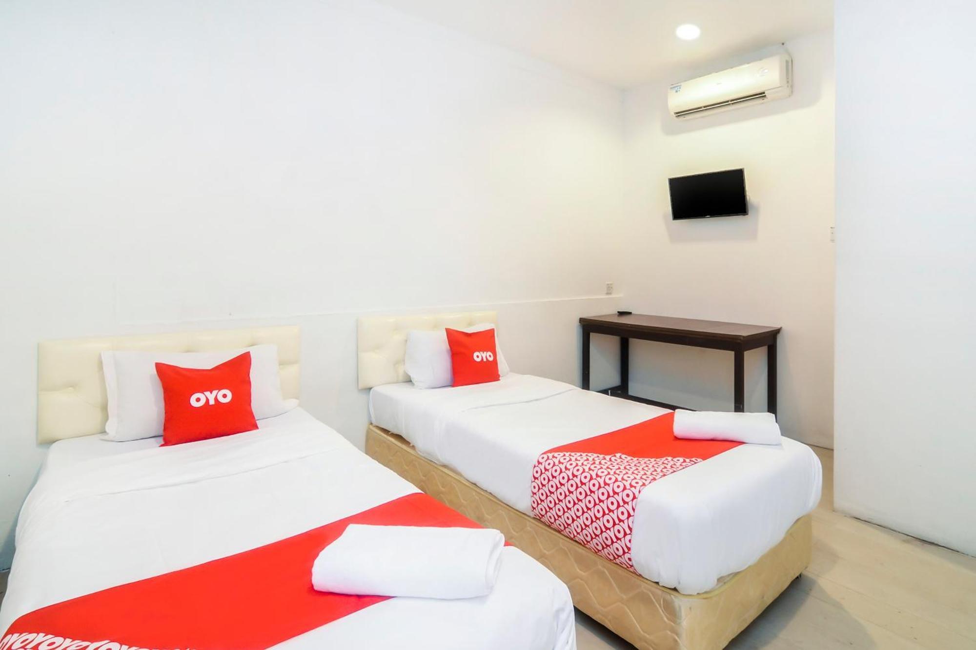 Oyo 44017 L & C Premium Stay Kuching Kültér fotó
