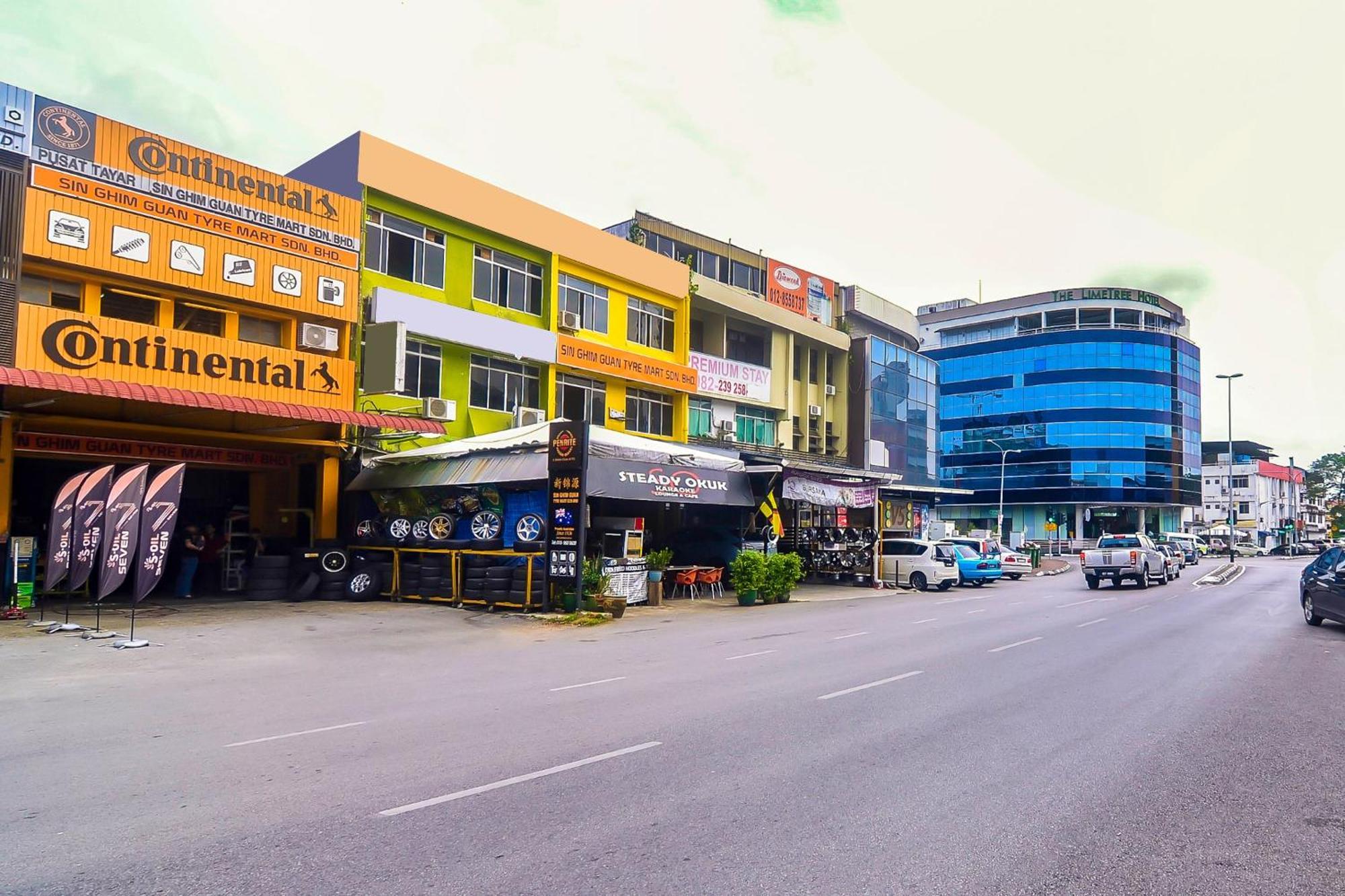 Oyo 44017 L & C Premium Stay Kuching Kültér fotó