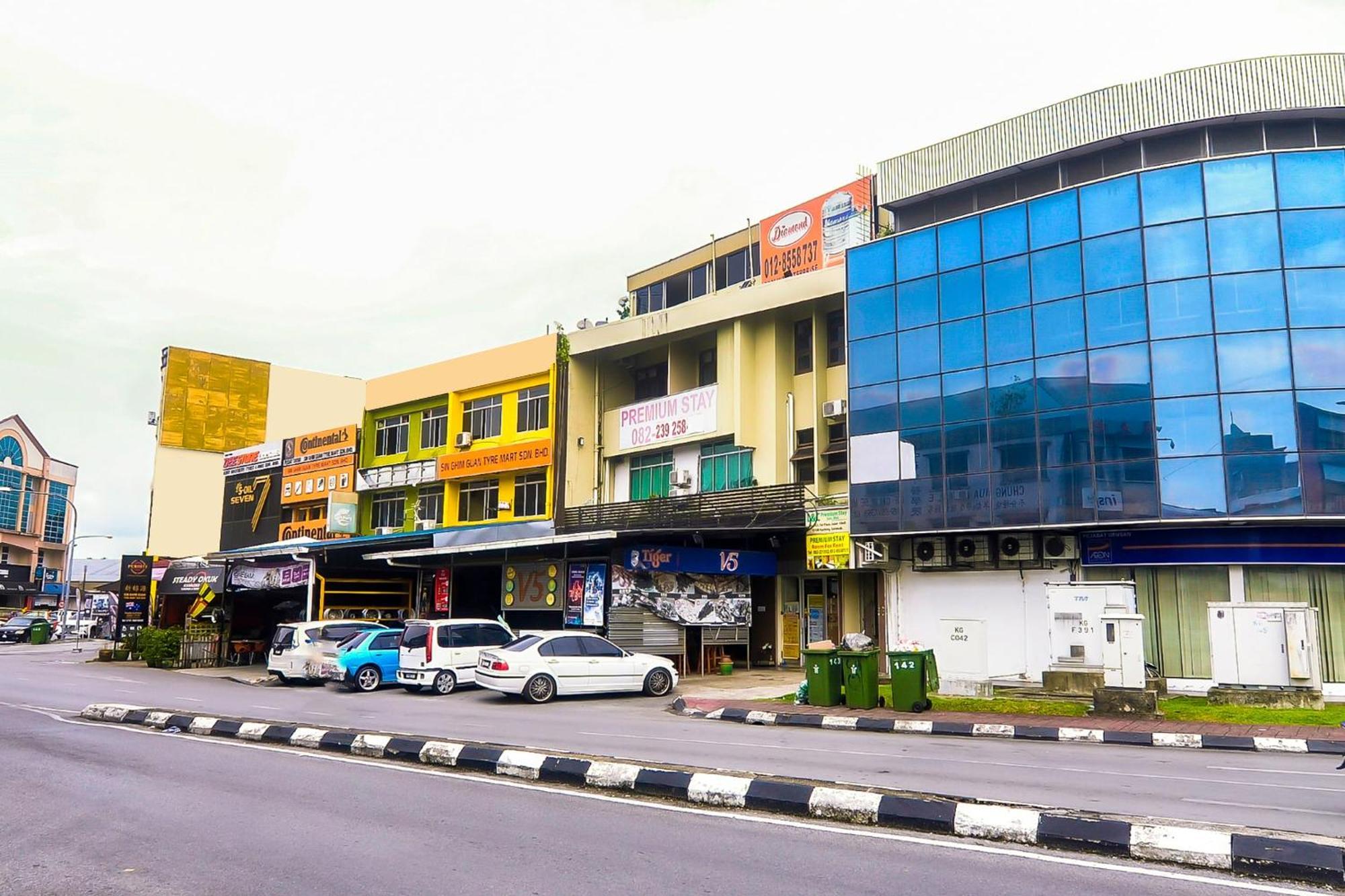 Oyo 44017 L & C Premium Stay Kuching Kültér fotó