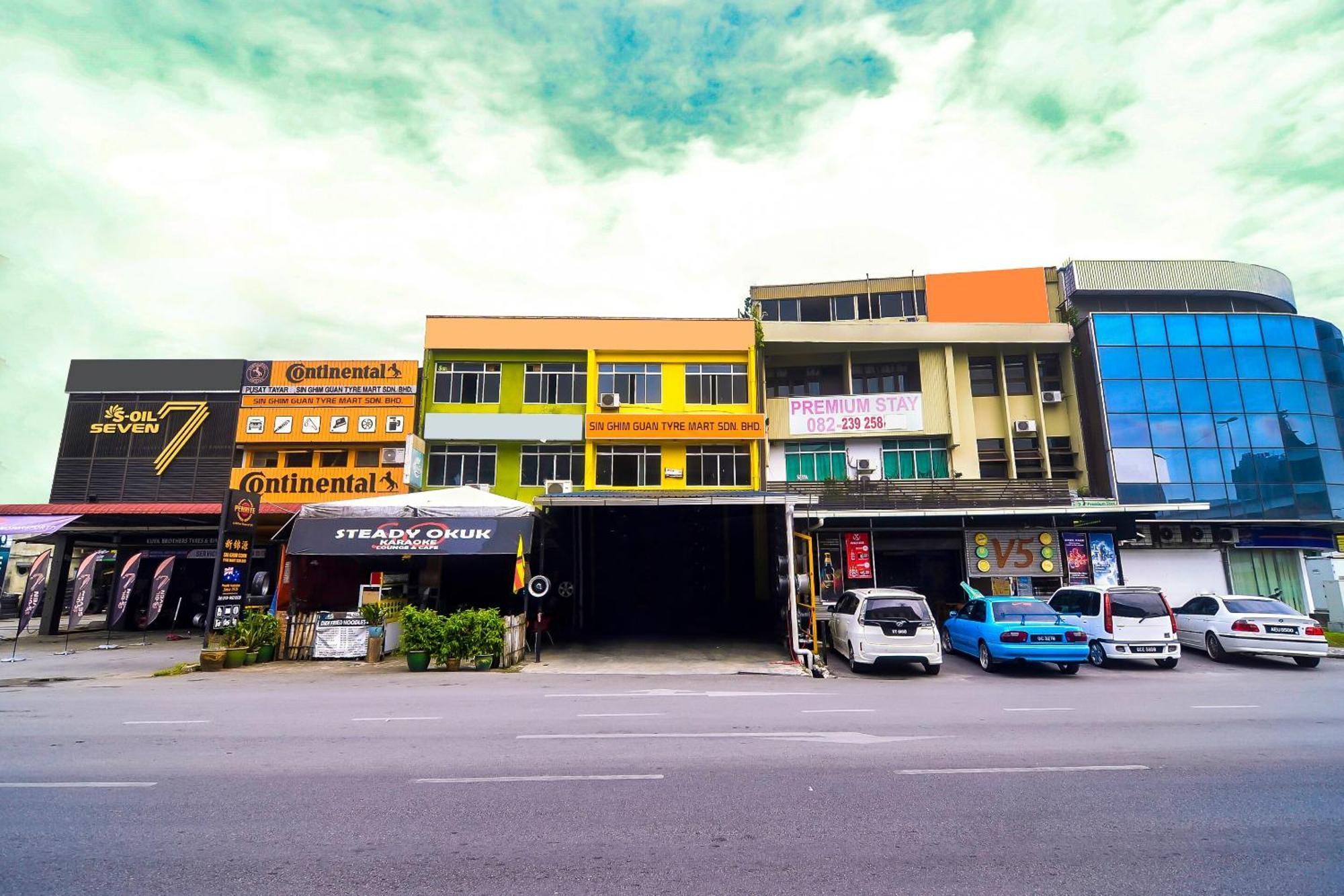 Oyo 44017 L & C Premium Stay Kuching Kültér fotó